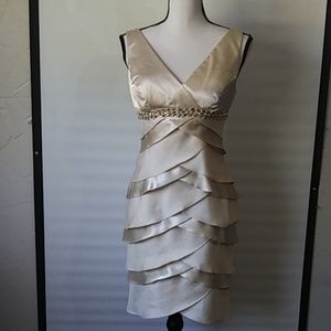 💥💥💥Jessica Howard formal size 6 gold ruffled